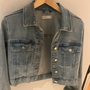 Ljusblå jeansjacka - Snygg ljusblå jeansjacka från Perfect Jeans i klassisk modell med två bröstfickor och silvriga knappar. Jackan har en rak passform och är tillverkad i slitstarkt denim. Perfekt att slänga över en hoodie eller t-shirt för en chill look.