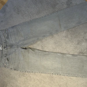 Grå raka jeans från Gina Tricot  - Gråa low waist jeans. 