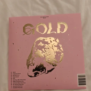 ITZY "Gold" Special Edition Album - Kommer med bilder på alla medlemmar i gruppen, ett Ryujin postcard, CD och ett Yeji circle card. Prisförslag välkomnas :)