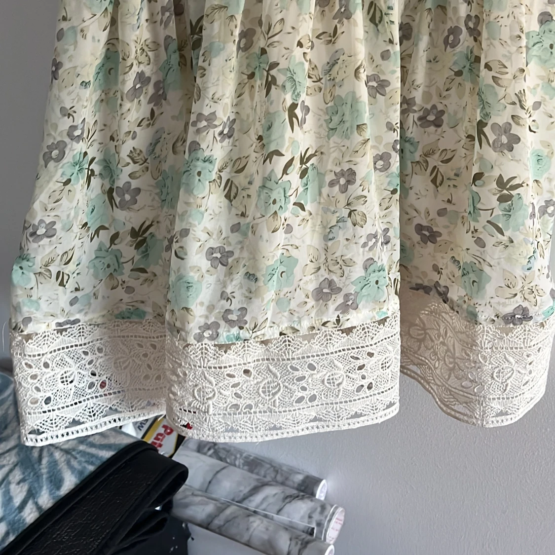 Blommig kortklänning med spetsdetaljer - 3