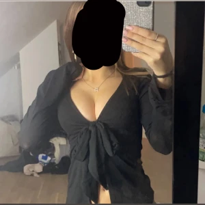 Svart långärmad knytblus Gina Tricot - Pris kan diskuteras!💕 Svart långärmad blus från Gina Tricot med djup v-ringning och snygg knytning framtill. Toppens material är mjukt och stretchigt, perfekt för att skapa en trendig look. Ärmarna är långa och modellen är figurnära med croppad känsla.