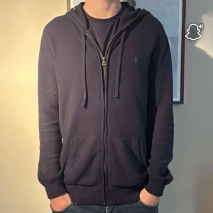 Ralph Lauren zip  - |Tja! En otroligt snygg Ralph Lauren zip hoodie i en skön färg❗️| Skick 9/10 otroligt bra skick☑️| Storlek: M, sitter bra på mig - 189cm och 73kg📏| Nypris: ca 2000kr💵| Färg: marin blå, som på bilden💙| Fraktar spårbart via postnord eller instabox📦| Hör av er för mer information!| Ha de fint👊