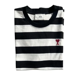 AMI Paris t-shirt - Säljer denna stilrena randiga t-shirt från AMI Paris. Den är i storlek L men skulle mycket väl kunna passa även en M. Den är i väldigt bra skick och har inga tecken på användning. Hör av dig vid frågor 🙌 Pris kan diskuteras!