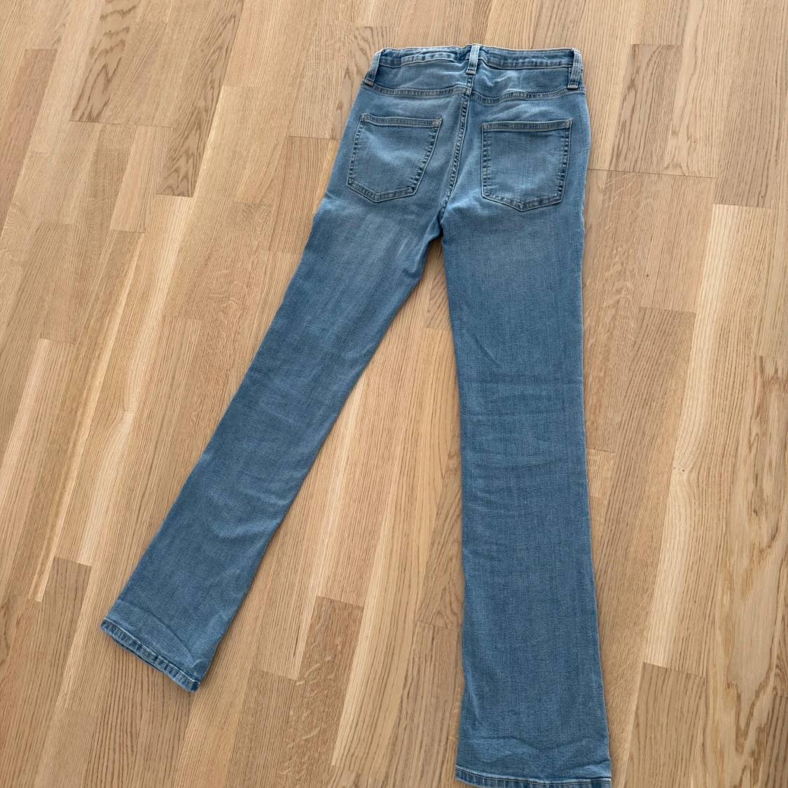 Light blue wash flare jeans, nästan helt oanvänd! - 3