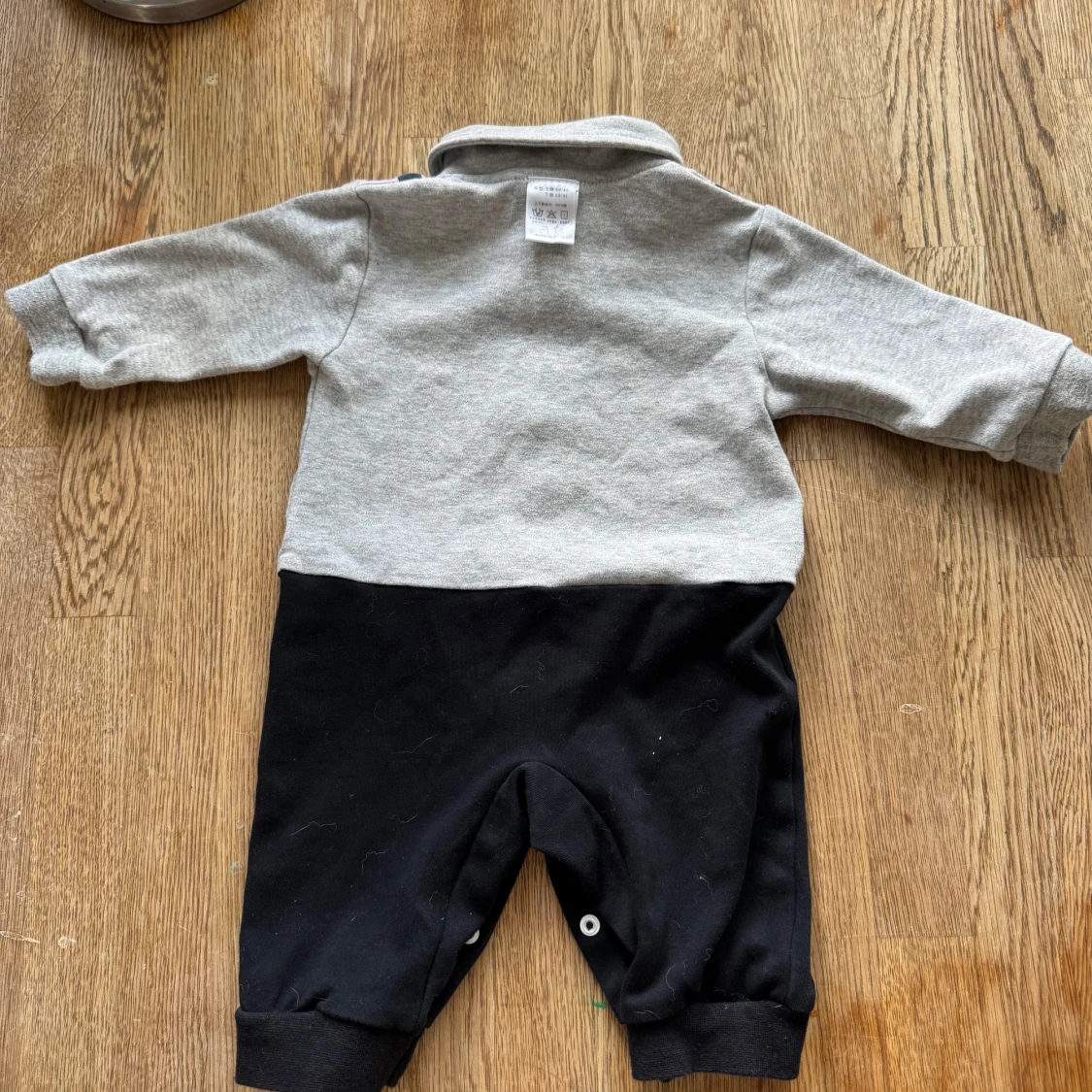 Grå och svart byxdress med rosett - 1