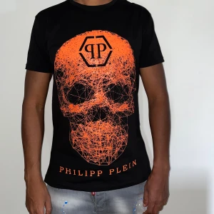 Philipp plein t shirt storlek S  - Storlek S. Normal i passformen. Helt ny. Fin replika med grym kvalitet. Pris: 600kr. Först till kvarn 