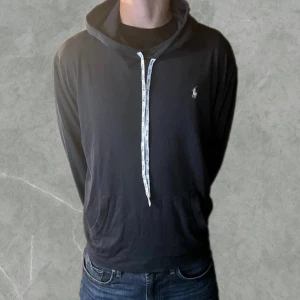 Marinblå hoodie från Polo Ralph Lauren - Säljer en stilren marinblå hoodie från Polo Ralph Lauren med det klassiska broderade logotypen på bröstet. Det är storlek L men kan också passa en större M. Snörena är inte orginal. Vid några frågor eller fler bilder är det bara att höra av sig.