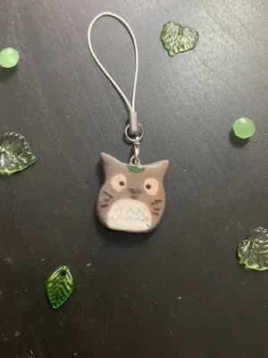 Totoro charm  - Kommer ha imperfections! Den är 100% handgjord av mig av lera. Kontakta gärna innan du trycker på köp nu 🫶🏻