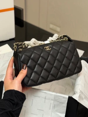 Väska / handväska - Helt ny svart väska. Min kompis från Kina har skickat denna till mig men kommer inte behålla den då jag valt andra väskor. Tänkte returnera den men vill kolla om det finns någon intresserad. Väskan är påväg med posten men vid betalning reserverar jag den till personen. Priset är fast då det är fabrikspris. Jag har även videos på väskan som min kompis skickade. Väskan kommer med dustbag och box!