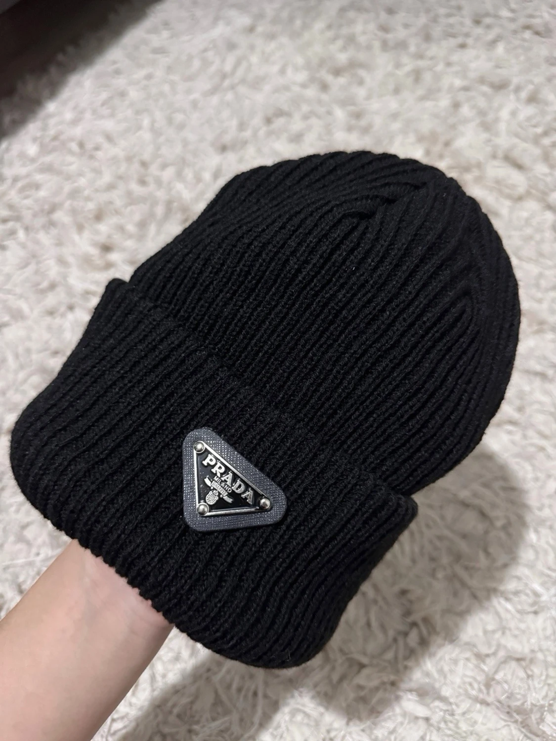 Svart ribbad mössa från Prada - 1