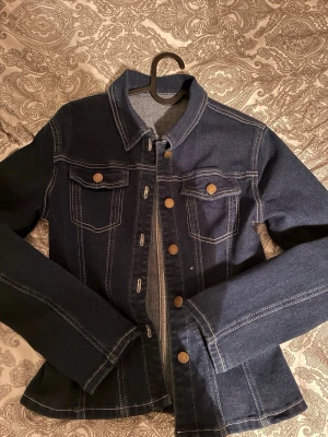 Mörkblå jeansjacka-figur formad - Snygg jeans kofta/jacka som e figur formad. Storlek xs.