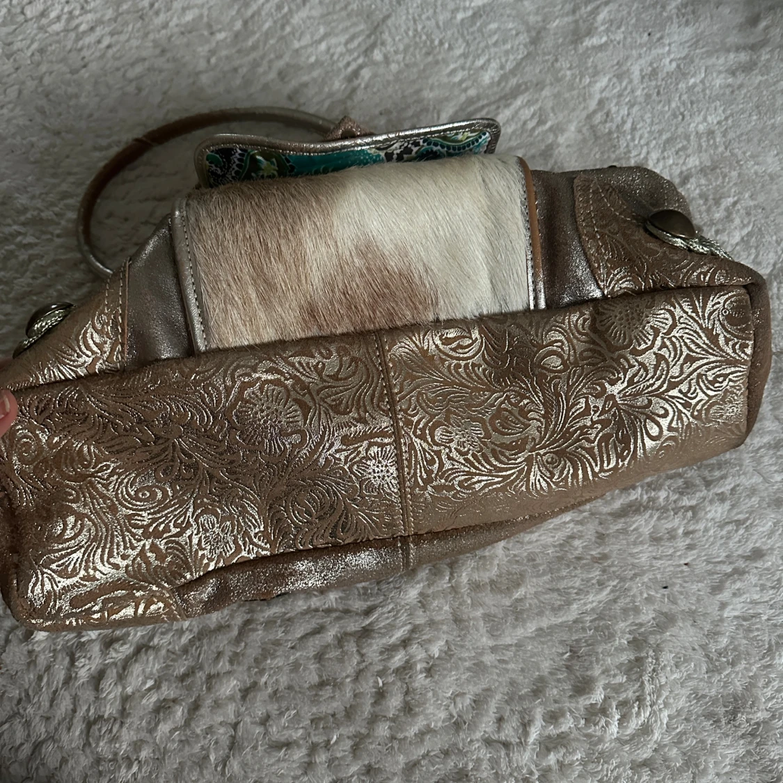 Italiensk guld handväska med cowprint detalj - 2