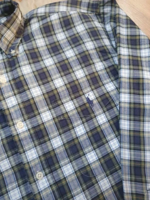 Flanell skjorta ifrån Ralph Lauren  - Säljer denna sjukt feta Ralph Lauren skjortan i flanell. Väldigt bra skick och väldigt skönt materiel. Storlek M men sitter som L. Hör av dig vid minsta lilla fundering! 