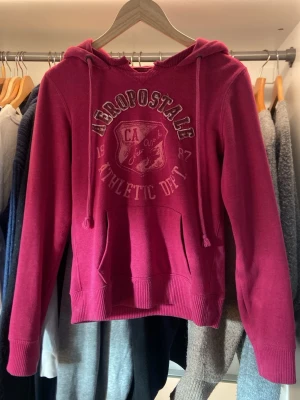 Aeropostale hoodie - En vinröd Aeropostale hoodie i fint skick. Storlek S. Hör av er med frågor!❤️