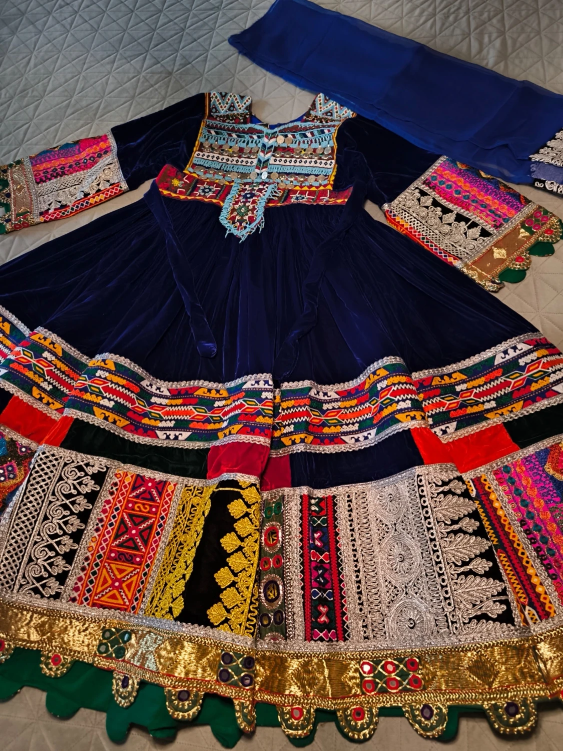 Marinblå långklänning med broderi