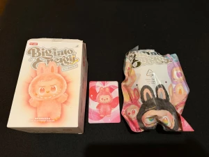 Labubu Big Into Energy Love - Röd från Pop mart Äkta - Oöppnad påse med Love från Big into energy - Labubu. Med QR kod.