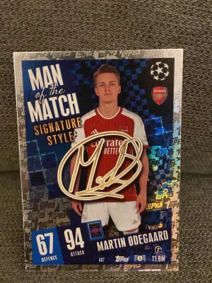 Röd och vit Arsenal fotbollsväst - Säljer en röd och vit fotbollsväst från Arsenal med klassisk design och vita detaljer på axlarna. Västen har klubbens logga på bröstet och är tillverkad i ett lätt och sportigt material som passar perfekt för fotbollsträning eller match.