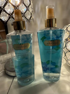 Victoria's Secret Aqua Kiss mist - Den ena 50kr och den andra fulla 100kr, man får skriva vilken man vill ha om man ej vill ha båda eller få med den ena gratis vid bundle. Fragrance mist med rain-kissed freesia och daisy. Innehåller aloe vera och kamomill för en fräsch känsla. Volym: 250 ml. Ingredienser: Alcohol Denat., Water (Aqua), Fragrance (Parfum), Aloe Vera, Chamomile, m.m.