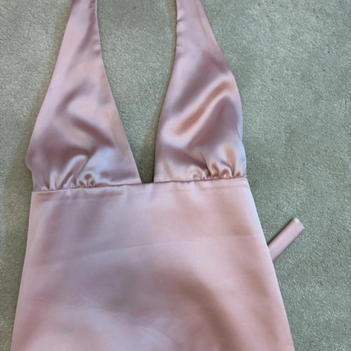 Rosa satin topp med djup v-ringning