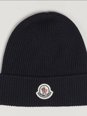 Moncler mössa - Moncler mössa som passar mig bra är 15 och 180cm och den är bekväm och håller mig varm den är i bra skick. Jag tror den är unisex