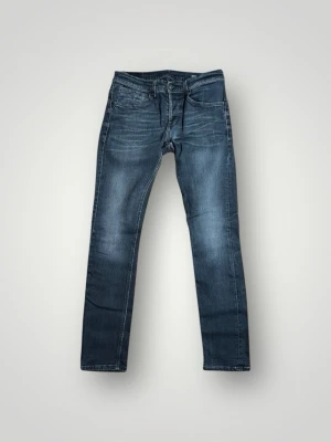 Dondup George Jeans - Tja säljer nu dessa riktigt snygga Dondup jeansen i storlek 32 där nypriset är cirka 4000kr och modellen är George, skick 9/10 vid minsta lilla fundering så är det bara att höra av sig!  Mvh Santén