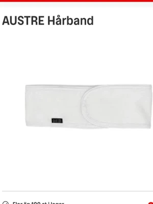 Vitt hårband från Austre - Ett mjukt och bekvämt vitt hårband från Austre, perfekt att använda när du sminkar dig eller gör din hudvårdsrutin. Hårbandet har en enkel design med kardborreknäppning och en liten svart logotyp på sidan. Materialet är stretchigt och känns skönt mot huden. Ny och fräsch