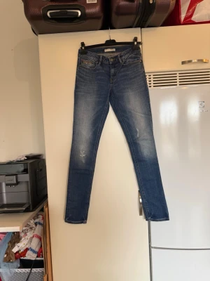 Blå skinny jeans från Odd Molly - Snygga blå skinny jeans från Odd Molly med slitningar på benen och klassisk femficksdesign. Jeansen har en smal passform och är tillverkade i mjukt denimtyg med ljusa tvättade partier. Perfekta för dig som gillar en cool och avslappnad stil. Storlek 1 som enligt deras storleksguide motsvarar en storlek S. Mycket fint skick, jag hittar inga synliga anmärkningar eller defekter. 