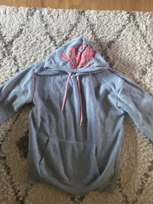 En helt ny hoddie från syns world  - Väldigt bra skick 