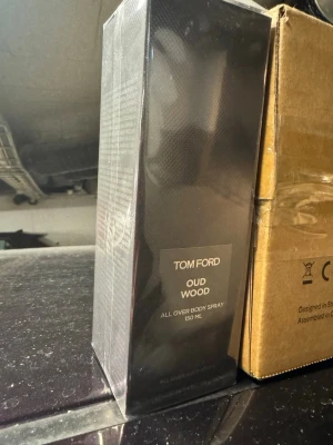 Tom Ford Oud Wood Body Spray - Stilren body spray från Tom Ford, Oud Wood. Volymen är 150 ml. Perfekt för dig som vill ha en exklusiv touch i din vardag. Levereras i originalförpackning.