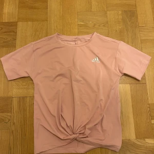 Rosa träningströja  - En träningströja från Adidas som är nästan helt ny. Klippt bort lappen där storleken stod men skulle tippa på att storleken är XS eller S. Jag är 170 och den passar mig bra.💗