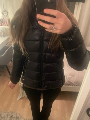 Lager 157 svart pufferjacka  - Säljer en svart pufferjacka med glansig yta och huva från Lager 157. Använd kanske 3 gånger.  Perfekt till vintern! Skriv om du vill ha fler bilder! 💗
