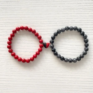 Par armband med magnet hjärta 🖤❤️ - Nytt armband görs vid varje köp!Handgjorda av oss tryck inte på köp nu då det inte blir rätt frakt (om man vill ha spårbar frakt så är det att bara säga till då vi  postar med frimärke!) 🫶🏼 