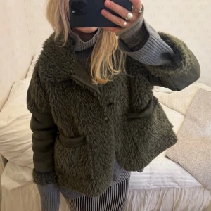 OTROLIG jacka - Den här är sååååååå snygg!!!! Köpte denna i Barca i höstas så finns ej till salu i Sverige❤️❤️❤️