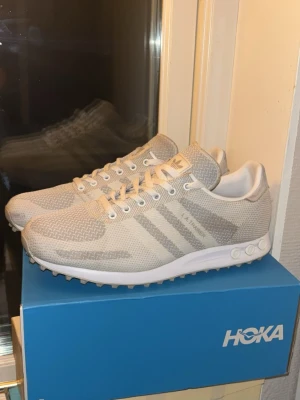 Adidas La trainers  - Säljer dessa sjukt snygga adidas la trainers perfekt till vintern. Använda fåtal gånger. Storlek 44. 