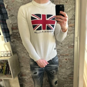 Morris Tröja - Mycket fint skick! Storlek S  passar dig som är mellan 170-180cm ungefär. Nypris ca 1500kr. Modellen är 185 cm, 79 kg. Passar bra nu till vintern. Skriv för mer information!🤝