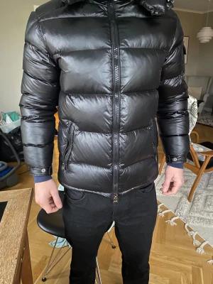 Äkta moncler Maya  - En äkta moncler Maya i storlek 2 passar m/s. Den har ett litet hål på framsidan som syns om man kollar noga och kalle anka texten är borta men har kvar den. Kostar runt 500-1000kr att laga allt men har inte haft orken. Pris kan diskuteras vid snabb affär.