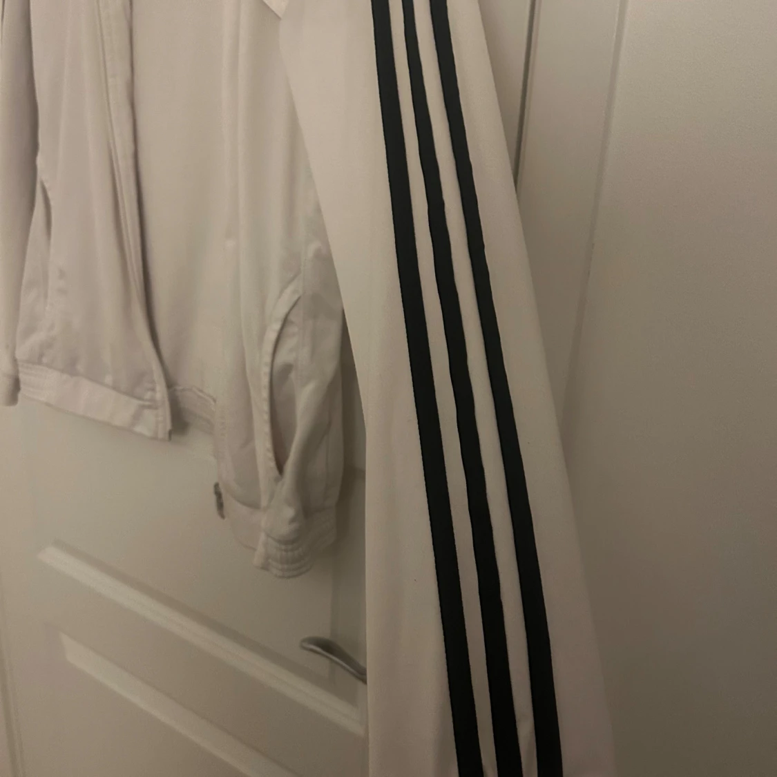 Vit Adidas vindjacka med svarta ränder - 1