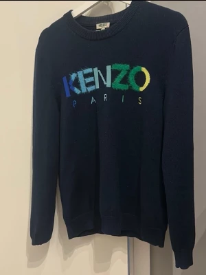 Kenzo tröja herr  - Storlek M, köptes för 3000kr. Rätt så bra skick, kan skicka mer bilder vid efterfrågan!. 