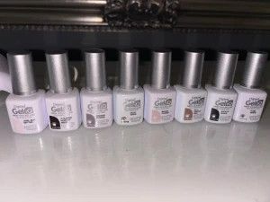 Depend Gellack kit med UV-lampa - Säljer ett komplett Depend Gel iQ kit med UV/LED-lampa och 10 olika gellack i nyanser som nude, brun, svart, vit och peach. Flera flaskor med top coat och base coat ingår. Perfekt för dig som vill fixa snygga gelnaglar hemma med salongskänsla. Några färger är testade 