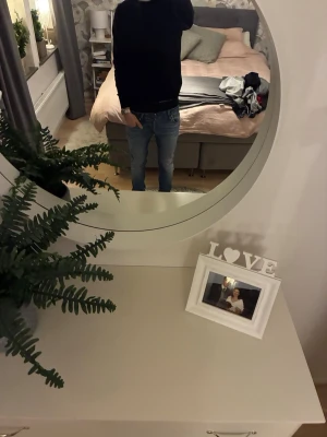 Jack and Jones jeans slim Glenn - Säljer ett par blå slim fit jeans med snygga ljusa tvättar och slitningar på låren. Jeansen har klassisk femficksdesign, knappgylf och smal passform som sitter tajt längs benen. Perfekta för dig som gillar en modern och stilren look.