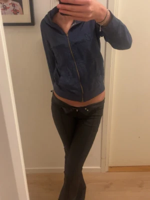 Svarta lågmidjade bootcut byxor - Säljer ett par svarta lågmidjade skinnbyxor från Nelly i xs då dom är för små på mig och inte går att knäppa skulle nog passa på nån som är runt 165. Knappast använda original pris är 700💞