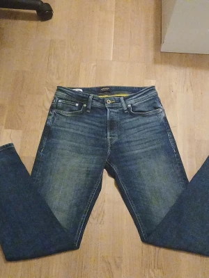 Blåa jeans från jack and jones - Storlek 30/32. Dom är knappt använda pga av jag köpte fel storlek 