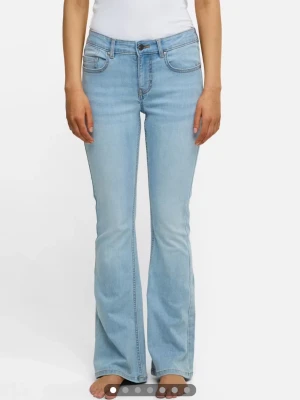 Bootcut ljusblå jeans - Snygga ljusblå bootcut jeans med klassisk femficksdesign från bikbok. Jeansen är tillverkade i mjukt denimtyg som ger en skön passform. Använd ett par gånger men har växt ur dem. Orginal pris är 600kr, säljer för 400kr. Storleken är 32-34 (XS-S) passar dig med större storlek oxå efter som de är stretchiga. Köp - skriv + swisha . Frakten blir runt 40-60kr osäker på det! 