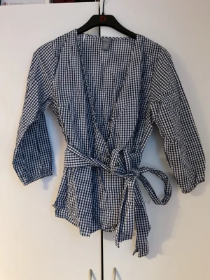 Rutig blus från Lindex  - Rutig blus från Lindex, storlek m, endast provad. 