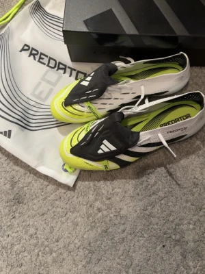ADIDAS PREDATOR ELITE FOLD-OVER TONGUE AG RADIANT BLAZE - VIT/SVART/LUCID LEMON 43 1/3 - Säljer mina Adidas predator Elite FT AG radiant blaze i storlek 43 1/3 som är använda 2 gånger och säljs pga fel storlek, skriv för mer info.