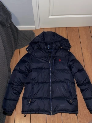 Ralph lauren jacka  - Hej, säljer en Ralph lauren jacka som inte är använd i storlek S/XS. Jackan har inga defekter eller tecken på användning. 