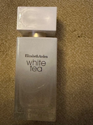 Elizabeth Arden White Tea 50ml - Fräsch Eau de Toilette från Elizabeth Arden, White Tea. Flaskan innehåller 50 ml och är tillverkad i Spanien. Perfekt storlek att ta med i väskan.