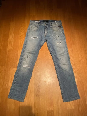 Replay Anbass ljusblå jeans med slitningar - Feta slimjeans från replay i modell anbass | Storlek midja 29 uppsydda till längd 30 | Skriv vid funderingar och skicka gärna bud! 