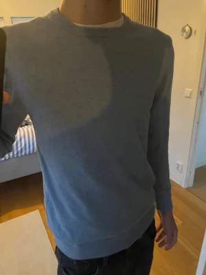 Blå stickad tröja från Bläck - En blå stickad tröja från Bläck i storlek S. Tröjan har rund halsringning, ribbade muddar och långärmad design. Materialet är mjukt och skönt mot huden. En skön och snygg blå stikad tröja! Kostar runt 600kr ny