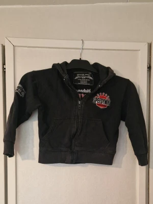 Speedy mike hoodie - Har använts som slit och släng i garage, trädgård och lekpark eftersom den har några fläckar (se bilder på armbågarna och rygg). Stl 5-6 år enligt lappen men jag skulle snarare säga att den passar 3-4 år.